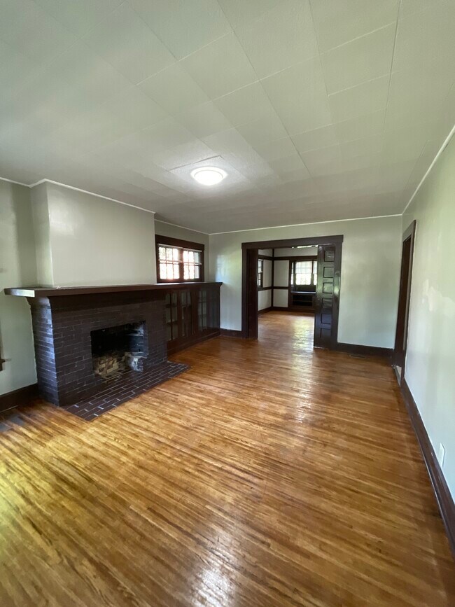 Foto del edificio - 704 W Main St