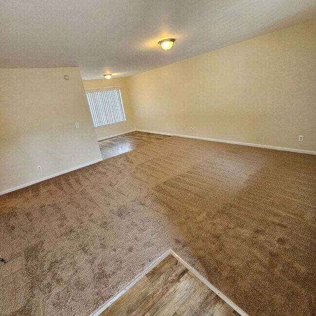 Foto del edificio - Upper 2 Bedroom Unit with New Carpet and F...