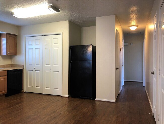 Building Photo - 4 Bed House with Fenced Backyard - Lawn Ca...