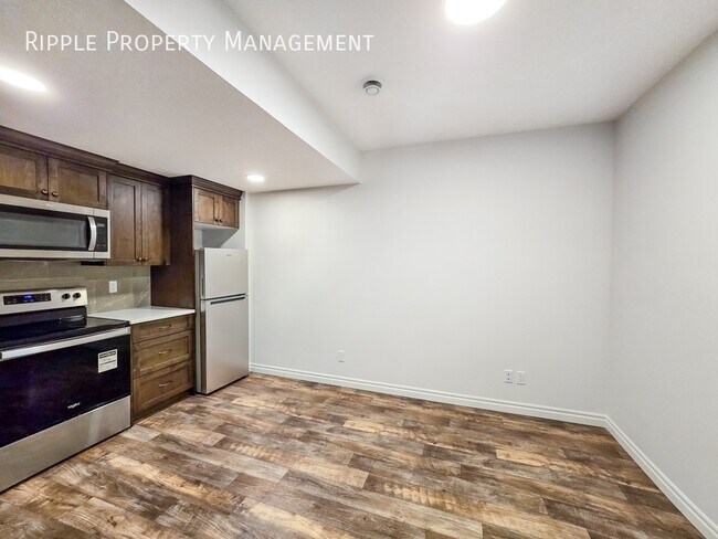 Photo du bâtiment - AMAZING 2 BEDS/ 1 BATHS LOWER UNIT ONLY!
