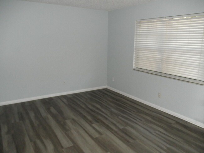 Foto del edificio - 4648 Summit Blvd
