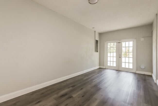 Building Photo - 1305 E Bay St