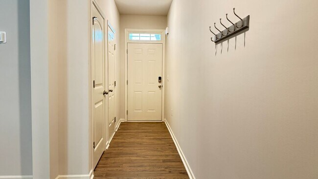 Foto del edificio - 488 Stoneybrook Dr