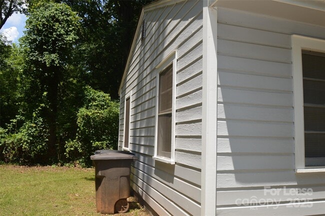 Building Photo - 516 Elam Ave