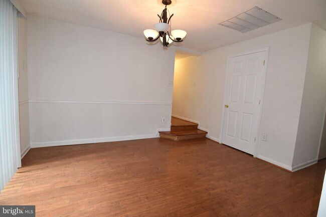 Building Photo - 7143 Barry Rd