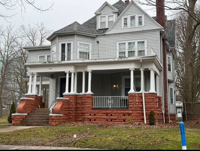 Building Photo - 554 Linwood Ave