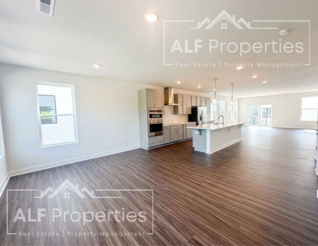 Foto del edificio - Luxury Downtown Wake Forest Living – Brand-New End Unit with Rooftop Terrace