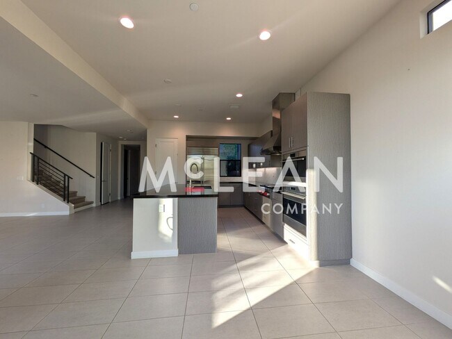 Foto del edificio - Modern 3-Bedroom Townhome with Private Poo...