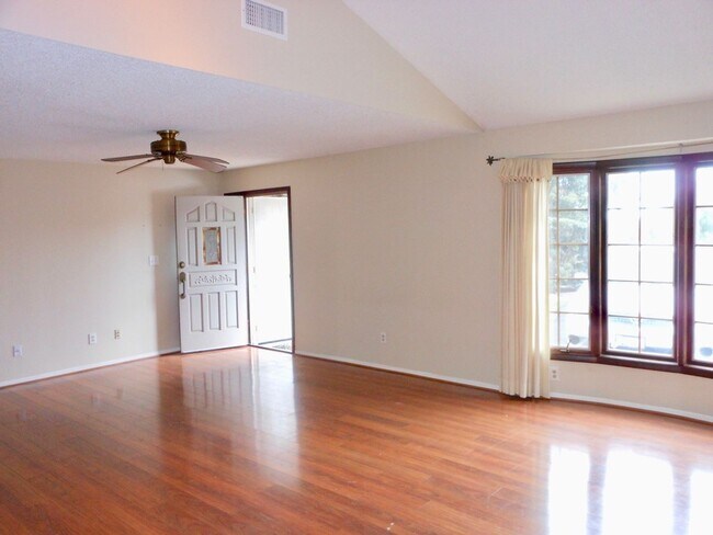 Building Photo - FOR RENT: Charming Single Level House, Pri...