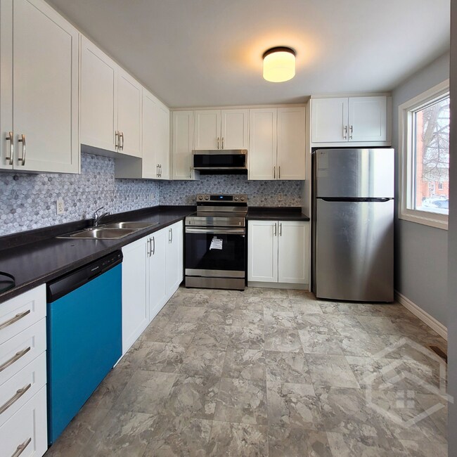 Photo du bâtiment - 3-Bedroom Townhouse in Woodstock!!