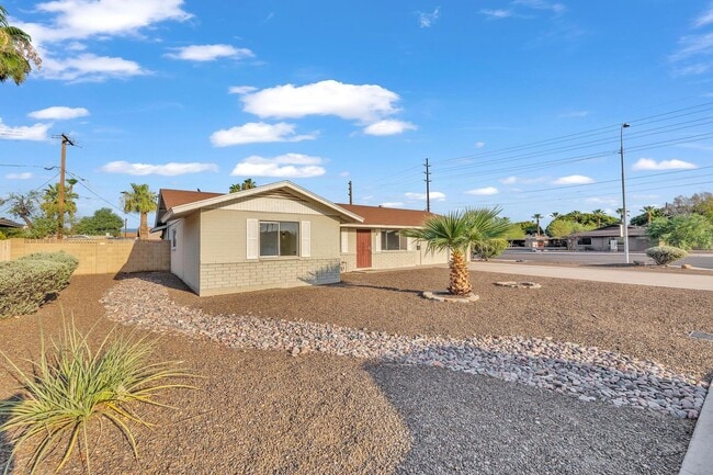 Building Photo - ASU 5 BEDROOM/ 2 BATH WITH POOL!!