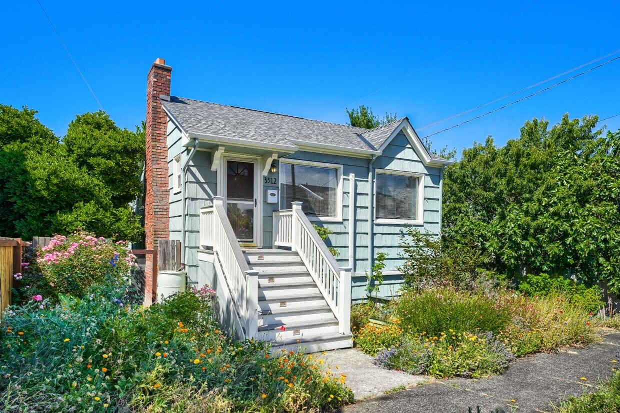 Charming 1bed/2bath Home with Lowel Level Bonus Room in West Seattle! - Charming 1bed/2bath Home with Lowel Level Bonus Room in West Seattle!