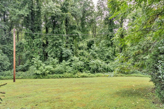 Foto del edificio - 605 Shepards Hill Rd