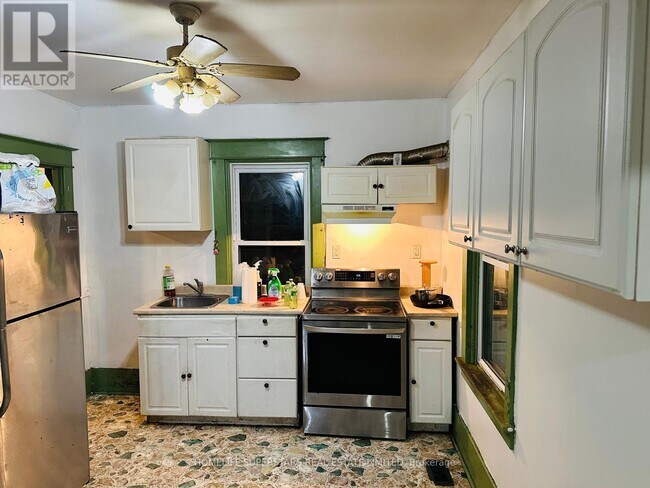 Building Photo - 433230 4 Line