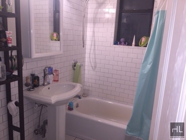 Foto del edificio - Great One Bedroom in Woodside, NY