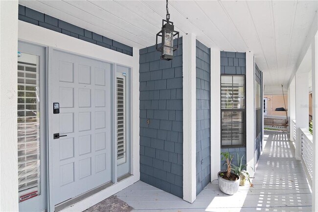 Foto del edificio - 4202 Deepwater Ln