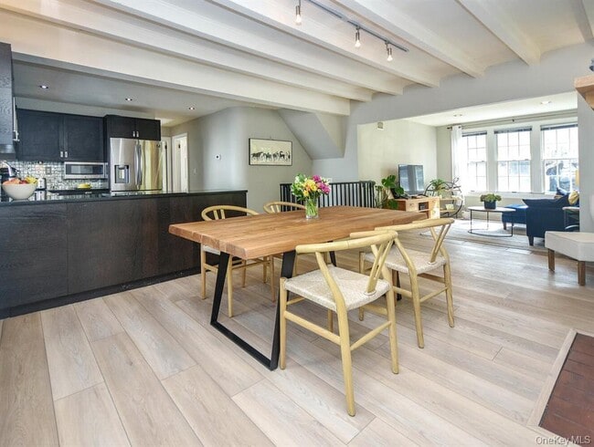 Building Photo - 20 Oldwood Rd S