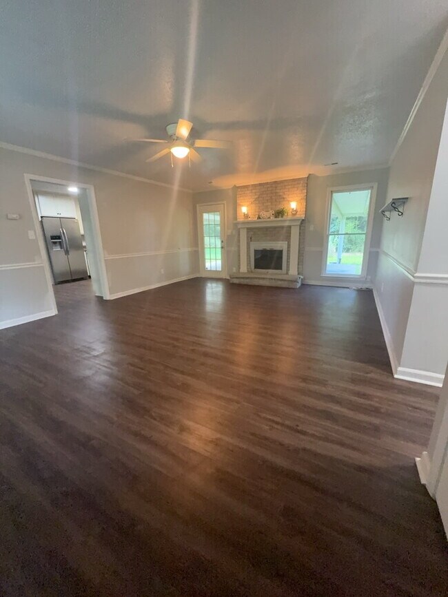 Foto del edificio - Beautiful 3 Bedroom, 3 Bath Home -135 Yates Ln.