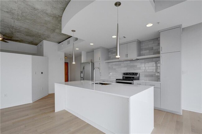 Building Photo - 360 Nueces St