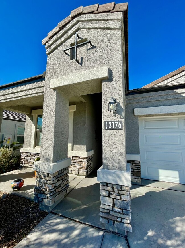 Building Photo - Beautiful 4 bedroom 2 bath Newer Built Sin...