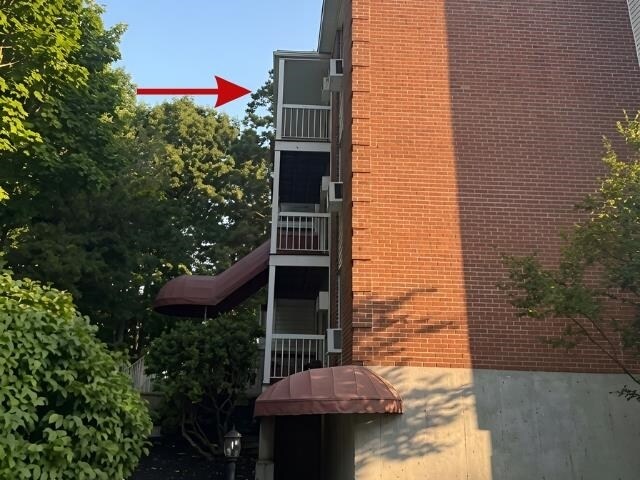 Building Photo - 490 River Rd