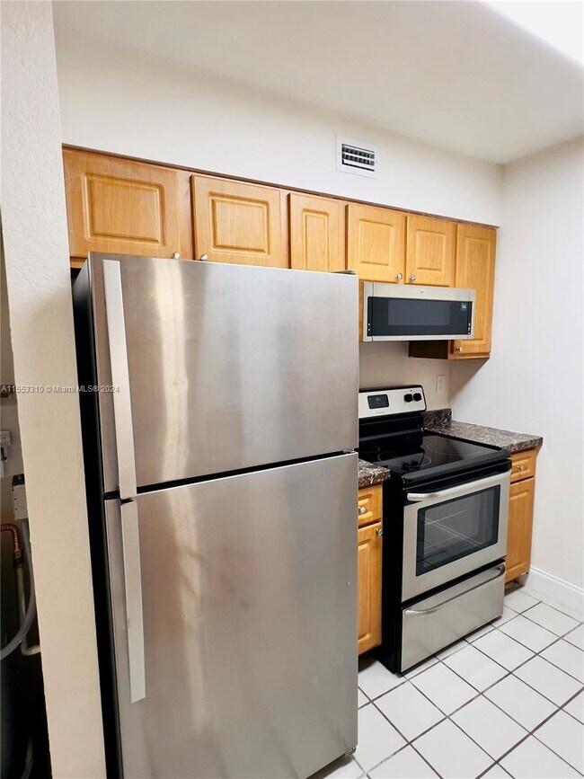 Foto del edificio - 2810 N Oakland Forest Dr