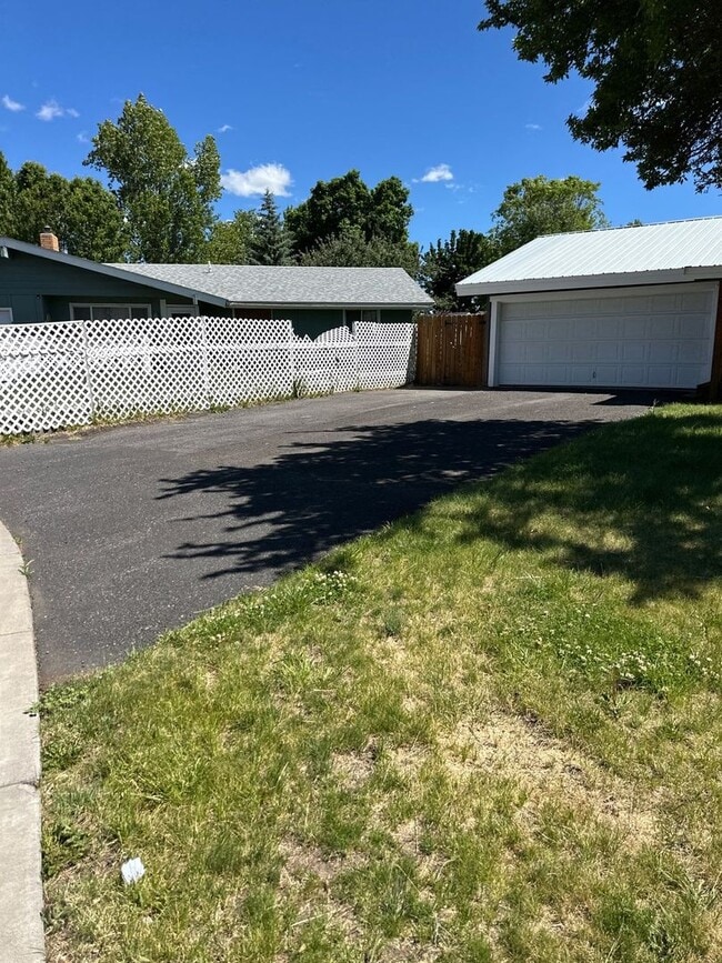 Foto del edificio - 4321 Myrtlewood Dr