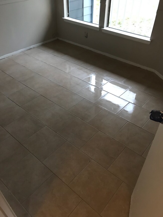 Building Photo - 9820 Village Briar