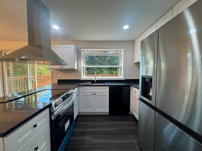 Building Photo - ***MOVE IN SPECIAL!!!*** Freshly Remodeled 3-bedroom home in Sammamish