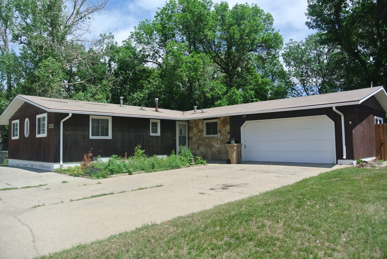 4 Bedroom House! House Rental in Minot, ND
