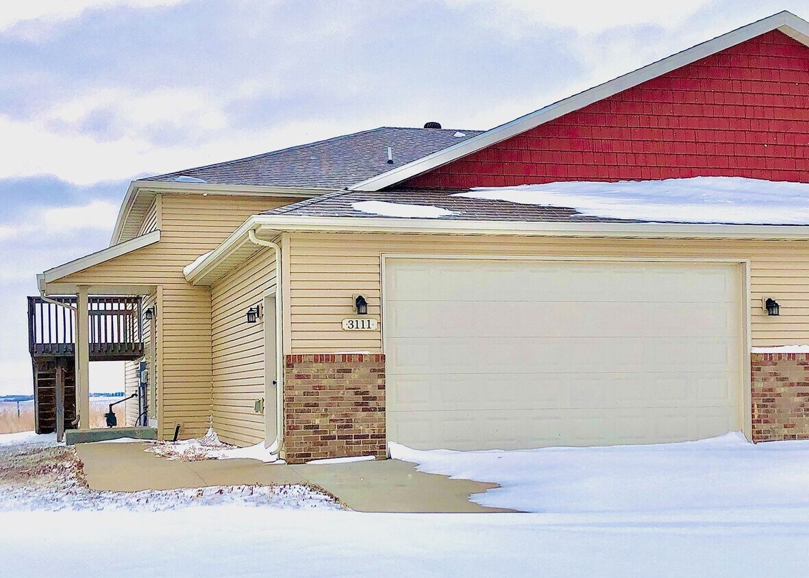 Primary Photo - 4 Bedroom Townhome!