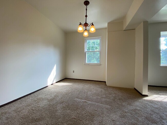 Foto del edificio - Wonderful 2BR in Bellevue!  Central A/C, Equipped Kitchen & More! Great Location!! Call Today!