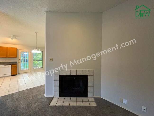 Foto del edificio - Cute 2 Bedroom, 1 Bath, Half-Duplex Home for Lease in Bedford