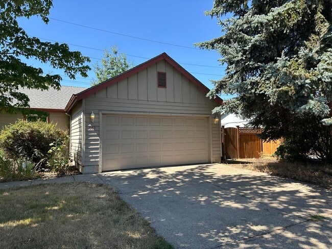 Building Photo - Beautifully updated 3 bedroom 2 bath house...