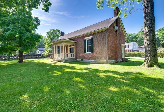 Building Photo - Charming 4BE/3BA Home in Historic Downtown...
