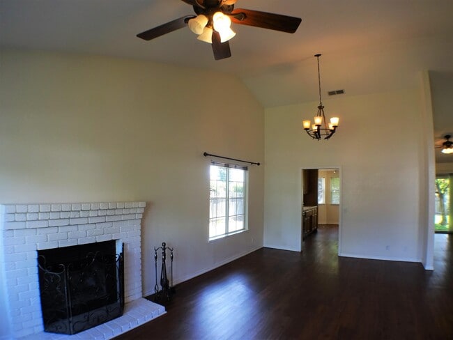Building Photo - 250 Pinyon Hills Dr