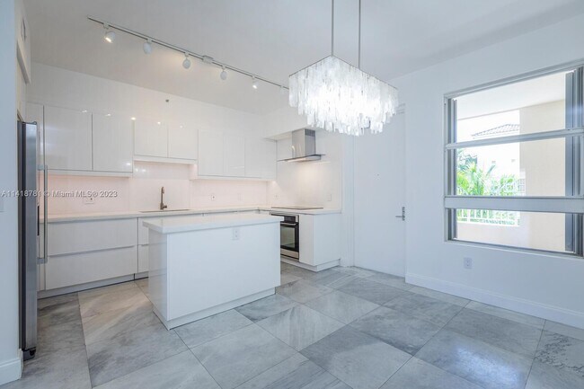 Building Photo - 711 Crandon Blvd