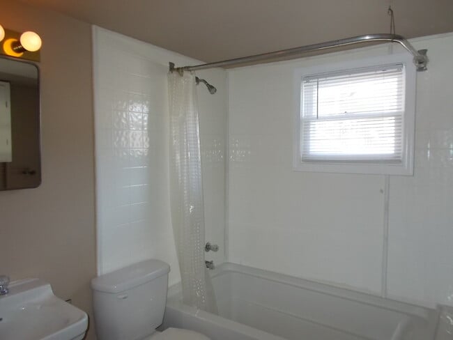 Building Photo - 1 Bed/ 1 Bath House with Hardwoods