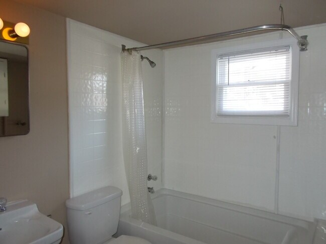 Foto del edificio - 1 Bed/ 1 Bath House with Hardwoods