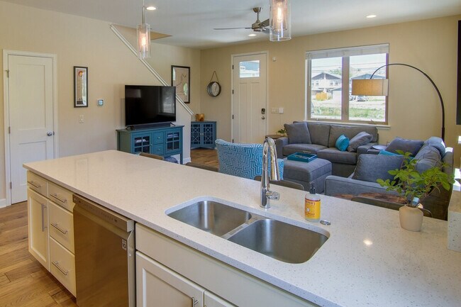 Building Photo - 240 Co Rd 105