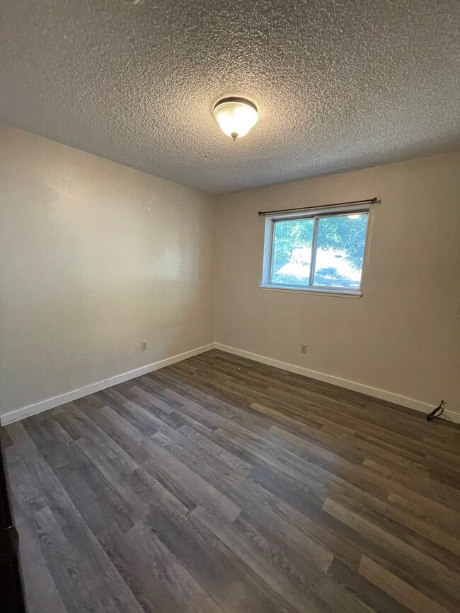 Building Photo - 100 SW Ruckel St