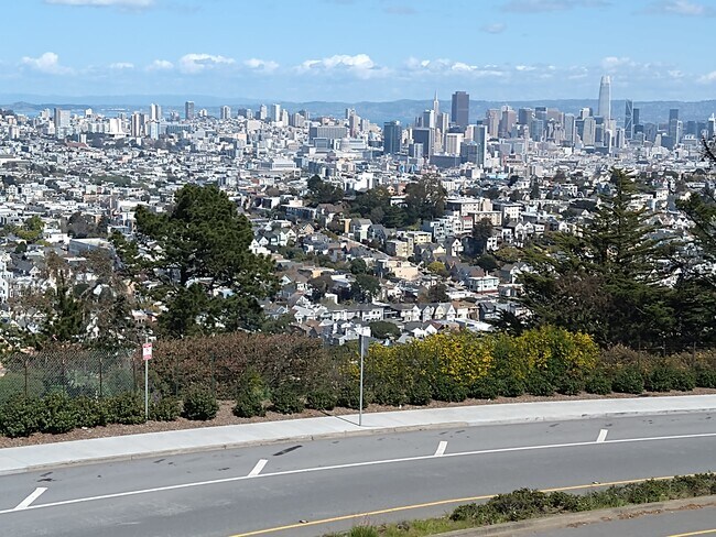 Foto del edificio - 5118 Diamond Heights Blvd