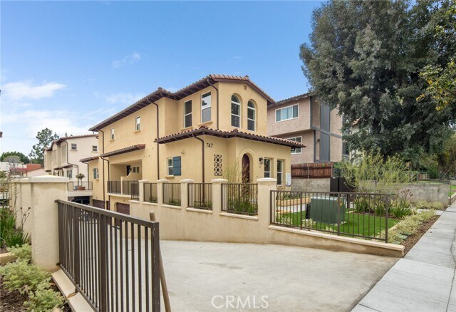 Building Photo - 747 S Stoneman Ave