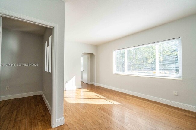 Foto del edificio - 7301 Carlyle Ave