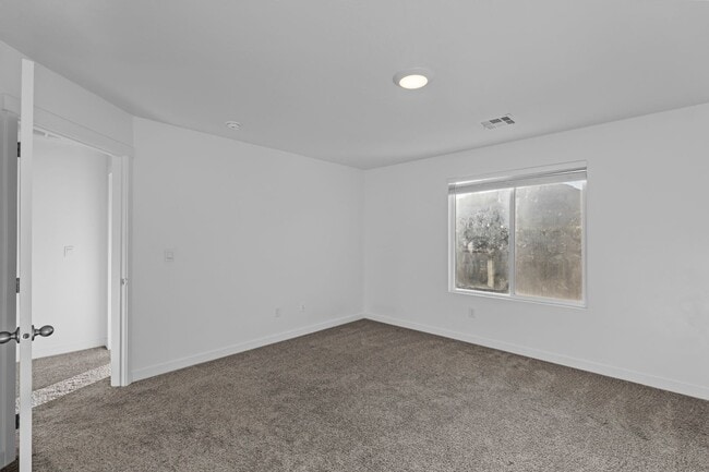 Building Photo - Comfortable and Spacious 4-Bedroom Townhom...