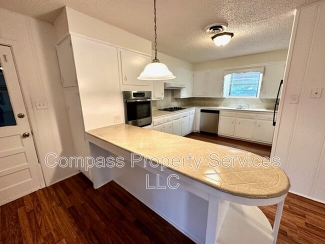 Building Photo - 1400 Royal Oaks Dr