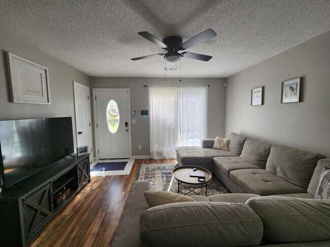 Building Photo - 3 Bedrooms 2 Baths Updated - Move-in Ready...
