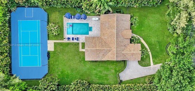 Foto del edificio - 8134 Twin Lake Dr