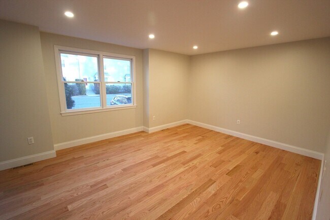 Building Photo - 4 Pinecrest Village