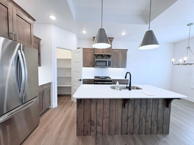 Building Photo - Six Bedroom House Available Now!!!